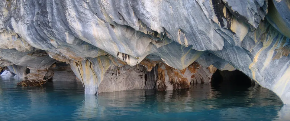 Techos de mármol ondulados sobre el agua