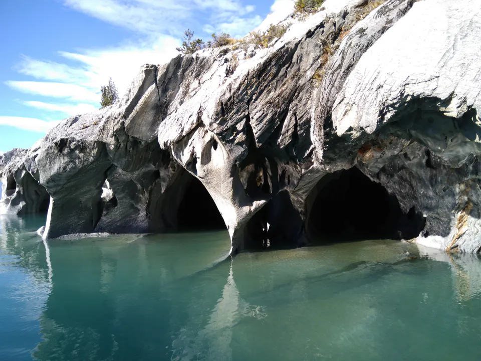 Arcos de mármol blanco y gris sobre agua turquesa