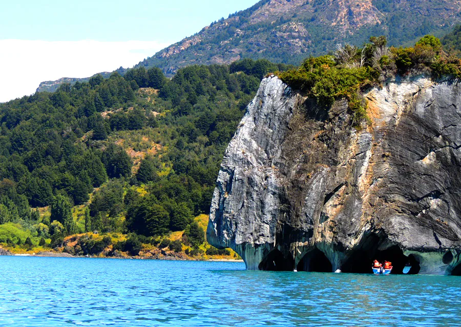 Islote de mármol con kayaks en sus cavernas