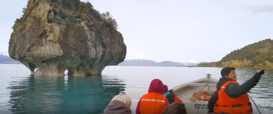 Guía señalando la Capilla de Mármol a sus pasajeros