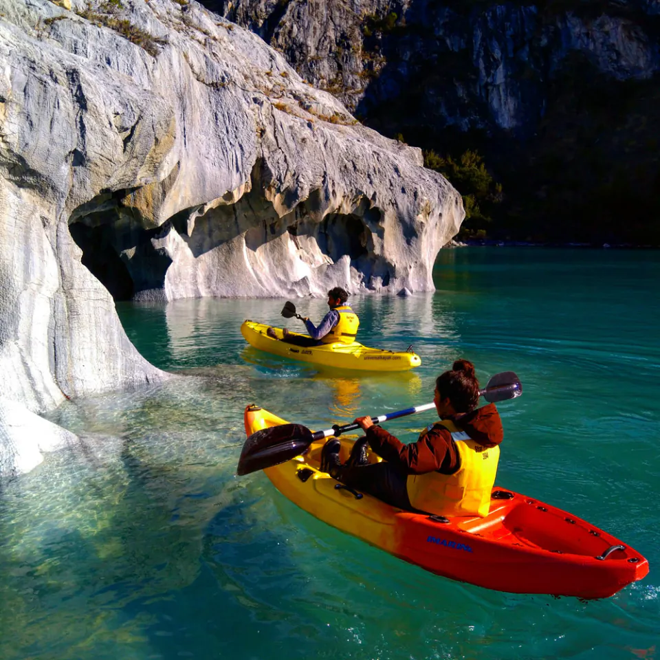 Kayaks amarillos dentro de una caverna de mármol