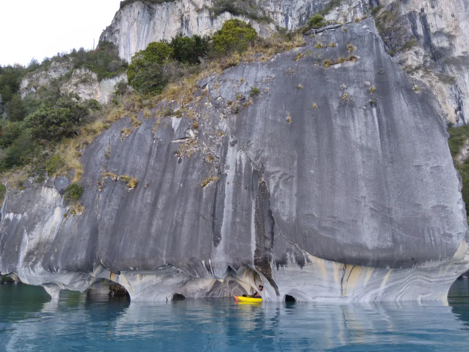 Kayak amarillo junto a la base de la Catedral de Mármol