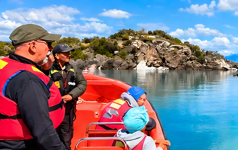 Pasajeros con chaleco salvavidas en la lancha de Carrera Tours