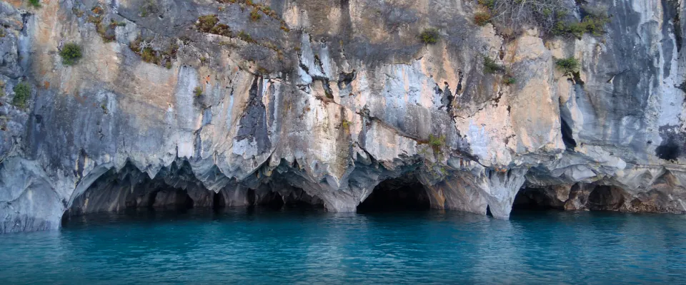 Muro de mármol con cavernas a nivel del agua
